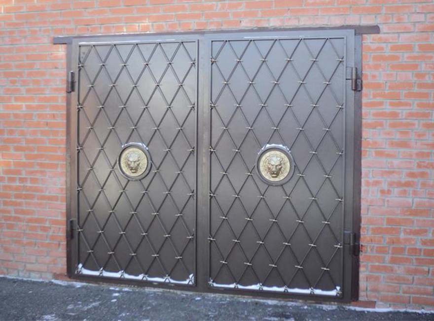 Металлические ворота для гаража с элементами ковки