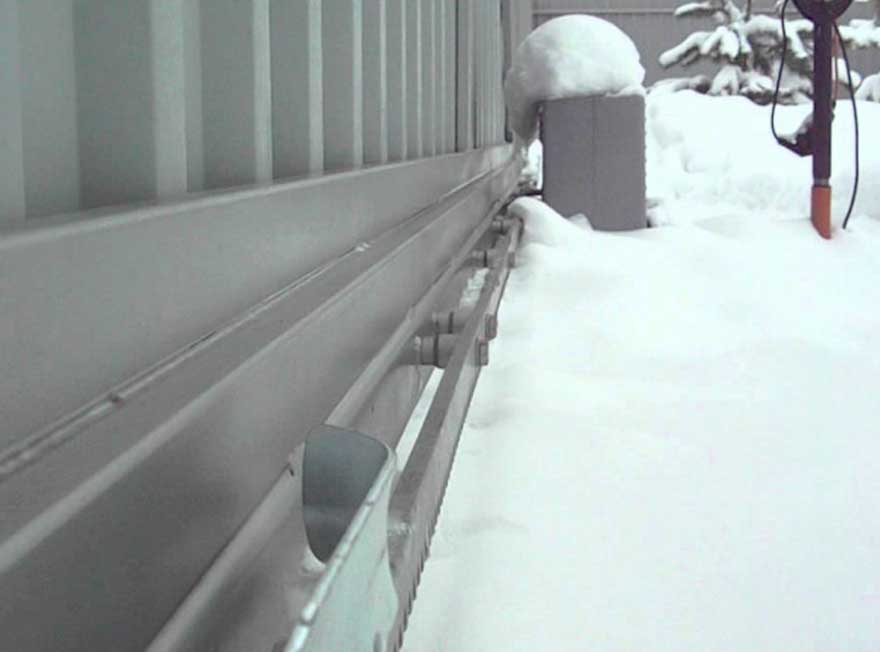 Откатные ворота зимой: проблемы, как правильно проводить зачистку наледи и снега, чем обрабатывать низ ворот, как ухаживать за воротами, чтобы не замерзали