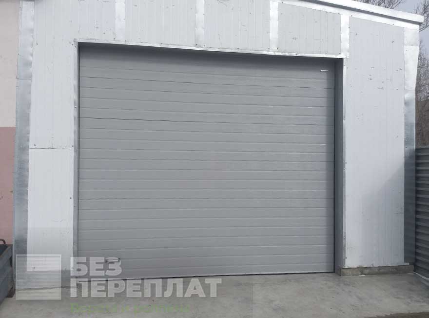 Секционные гаражные ворота на промышленном объекте.jpg