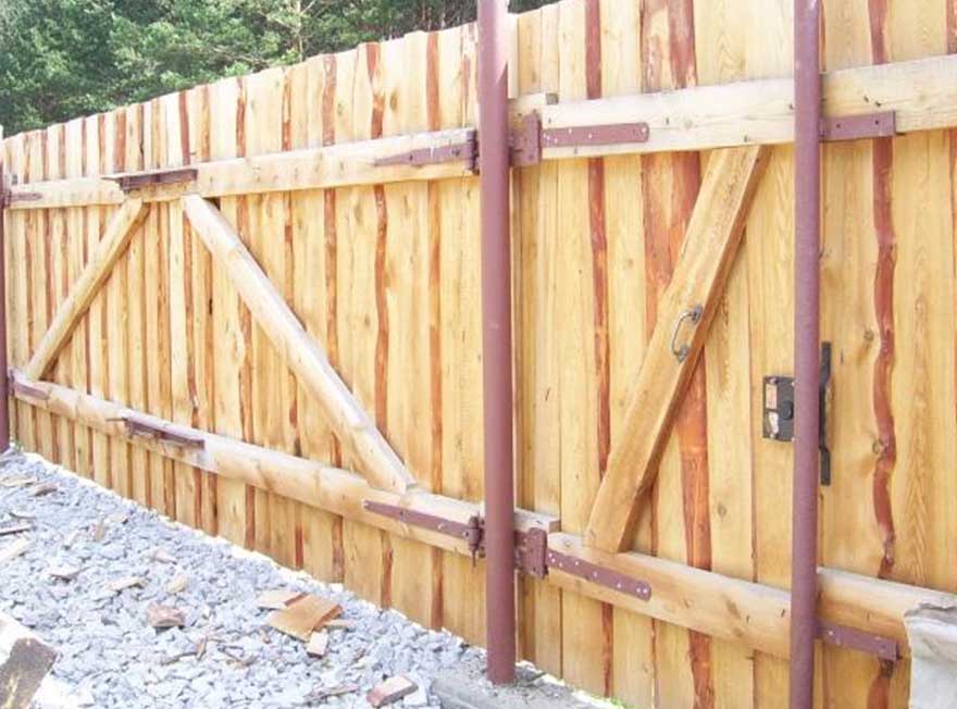 Как сделать забот. Деревянные ворота на дачу. Постройка деревянных заборов. Каркас для деревянного забора. Простые деревянные ворота.