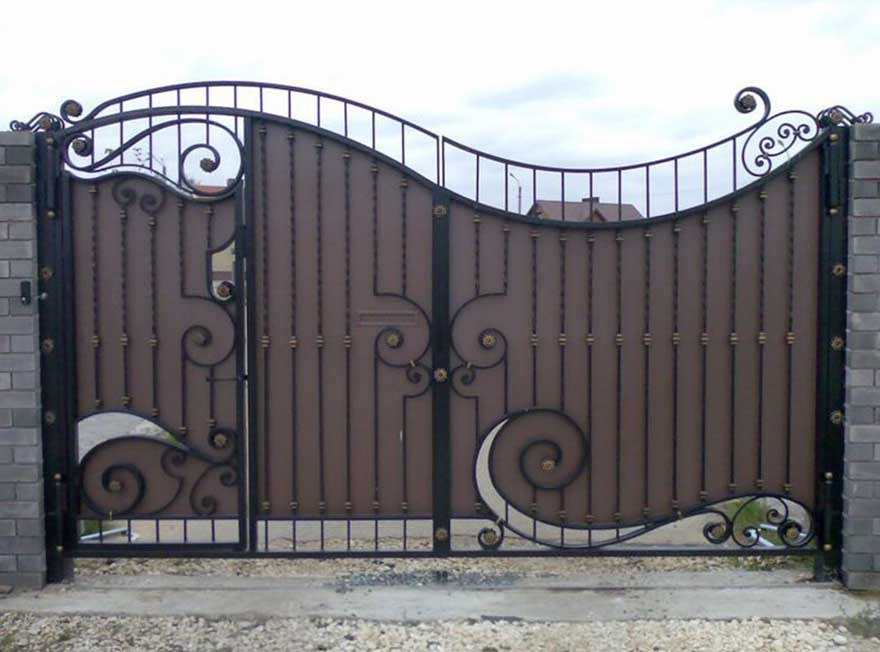 Кованые распашные ворота с калиткой внутри