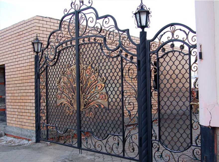Двустворчатые распашные кованые ворота